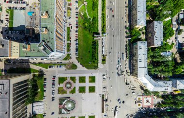 Kesişen yollar ve yollar olan havacılık şehri manzarası, binalar. Helikopter vuruldu. Panoramik resim.