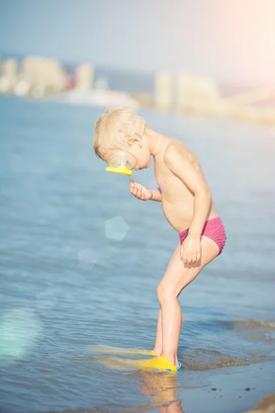 Lindo niño pequeño con máscara y aletas para bucear en la playa tropical de arena . —  Fotos de Stock