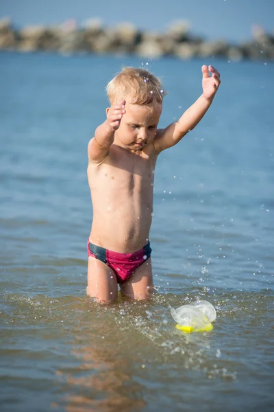 Carino bambino che indossa maschera e pinne per le immersioni sulla spiaggia tropicale di sabbia . — Foto Stock