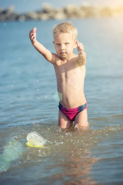 Słodkie małe dziecko noszenia maski i płetwy do nurkowania w piasek plaża tropikalny. — Zdjęcie stockowe