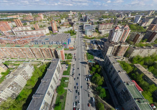 Widok z lotu ptaka z rozdrożem i drogami, budynki domów. Strzał helikoptera. Obraz panoramiczny. — Zdjęcie stockowe