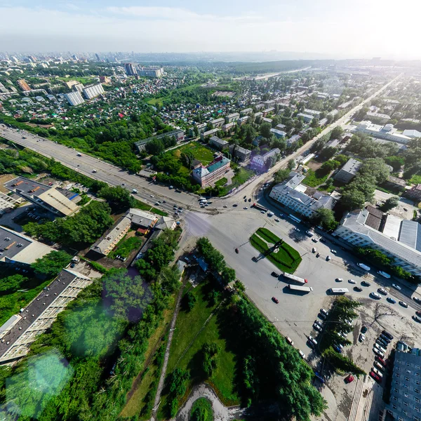 Vista aerea sulla città con crocevia e strade, case edifici. Un colpo di elicottero. Immagine panoramica. — Foto Stock