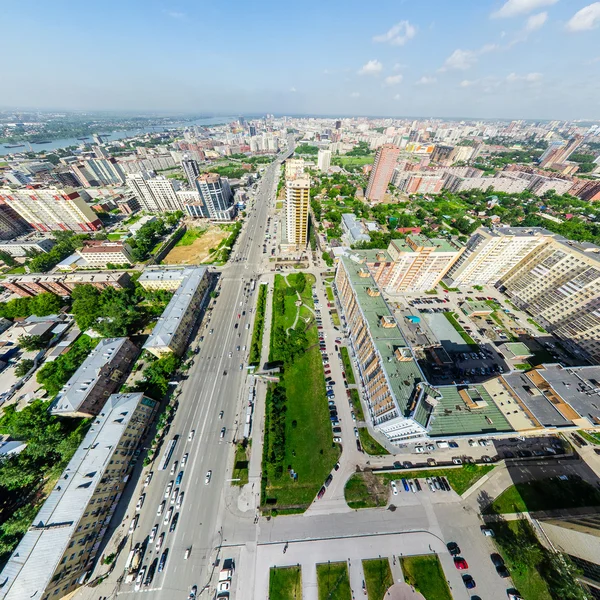 Letecký výhled na město s křižovatkou a silnicemi, domy budovy. Výstřel z helikoptéry. Panoramatický obrázek. — Stock fotografie