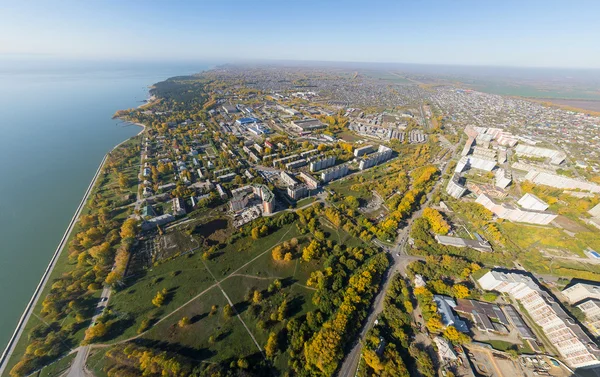 Luchtfoto water elektriciteitscentrale weergave met kruispunt en wegen, civiele gebouwen. — Stockfoto