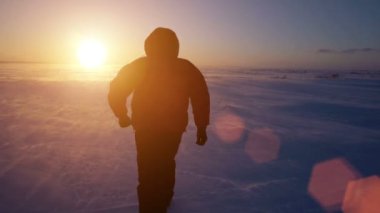 Bir kar fırtınası, Rüzgar ve güneş için git. Soğuk kutup. Donmuş kar sürüklenir.