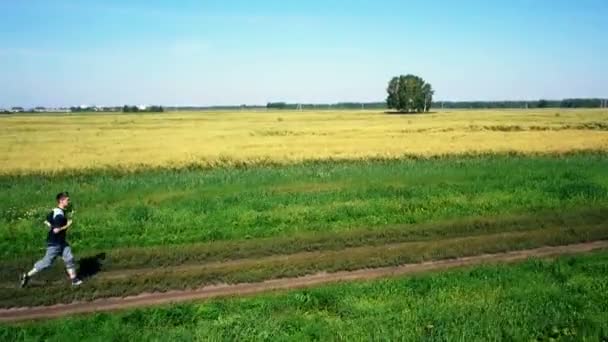 Luchtfoto: Running atleet man. Mannelijke atleet joggen buiten. Sport. — Stockvideo