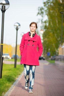 Sonbahar street yürüyüş kırmızı paltolu güzel kadın.