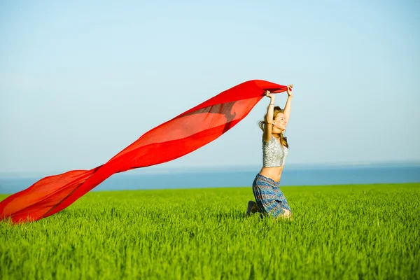 Молодая счастливая женщина на пшеничном поле с тканью. Летний образ жизни — стоковое фото