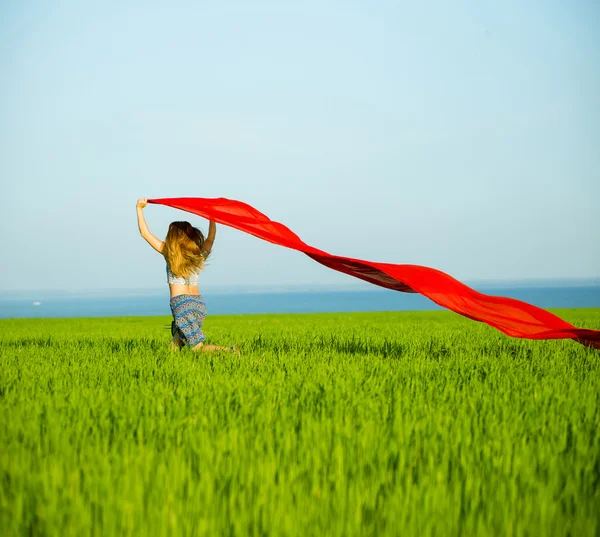 生地と麦畑の若い幸せな女。夏のライフ スタイル — ストック写真