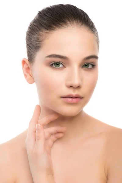 Portret van mooie jonge brunette vrouw met schoon gezicht. Geïsoleerd op een witte. — Stockfoto