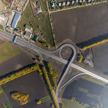 Hava yolu Kavşağı, Viyadük. Crossroads park yerleri, köprüler görüntüleyin. Helikopter vurdu. Panoramik görüntü.