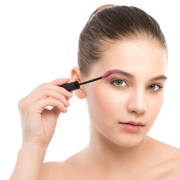 Trucco per gli occhi applicare. Mascara applicare primo piano, ciglia lunghe. Spazzola per trucco. Isolato . — Foto Stock