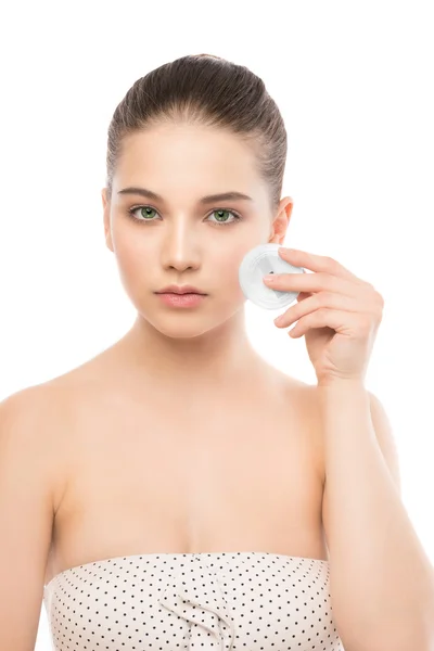 Jonge vrouw zorgt voor gezicht huid. Schoonmaak perfect frisse huid met wattenschijfje. Geïsoleerd. — Stockfoto