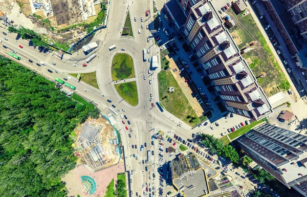 Vista aérea de la ciudad. Paisaje urbano. Disparo de helicóptero. Imagen panorámica. — Foto de Stock