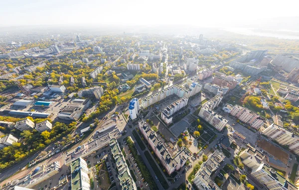 Vista aérea de la ciudad con encrucijadas, caminos, casas, edificios y parques  . —  Fotos de Stock