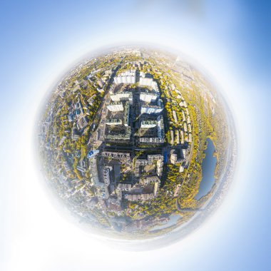 Kavşaklar, yollar, evler, binalar ve Parklar ile havadan şehir görünümü .