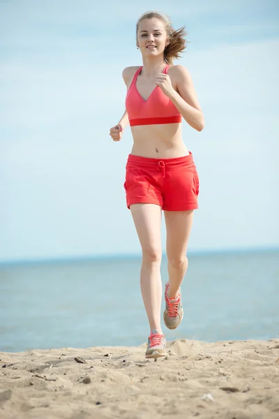 화창한 여름 모래 해변에서 실행 하는 젊은 여자. 운동입니다. 조깅 — 스톡 사진
