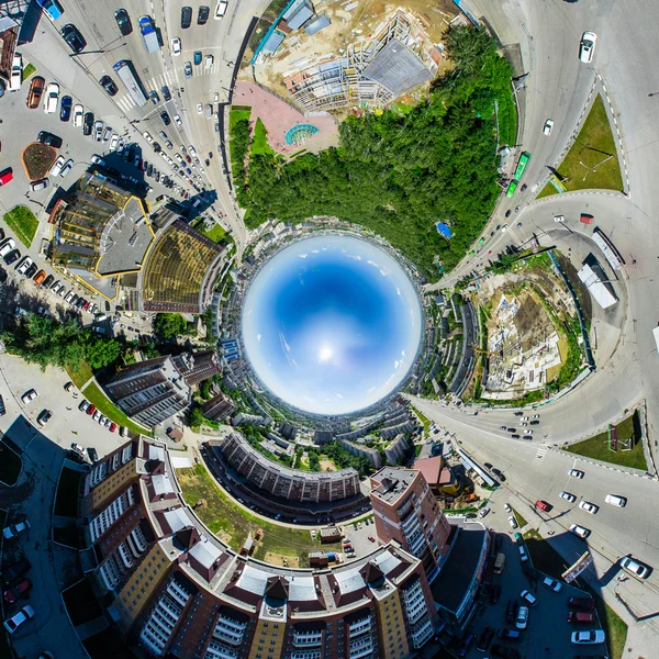 Luchtfoto van de stad. Stedelijk landschap. Een helikopterschot. Panoramisch beeld. — Stockfoto