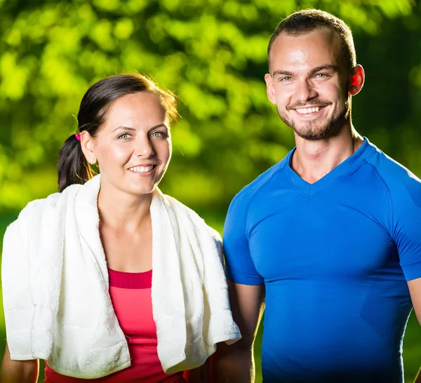 Homem e mulher atléticos após o exercício de fitness — Fotografia de Stock