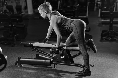 genç kadın halter kaldırma