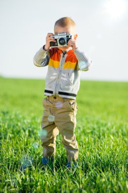 Açık çekim eski bir kamera ile küçük çocuk.