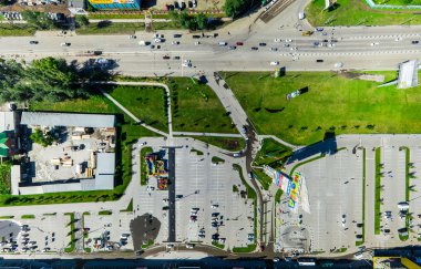 Kesişen yollar ve yollar olan havacılık şehri manzarası, binalar. Helikopter vuruldu. Panoramik resim.