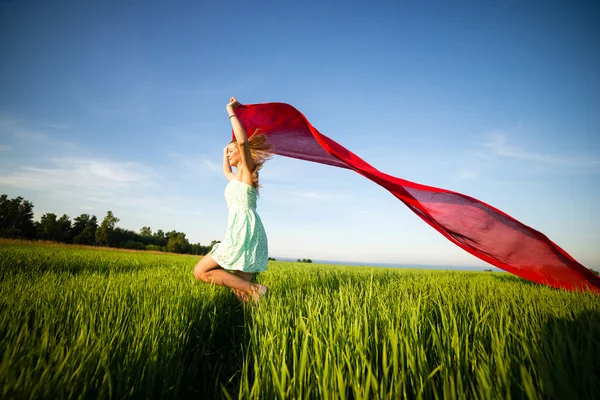 Gelukkig jonge vrouw in een tarweveld met stof. Zomer levensstijl — Stockfoto