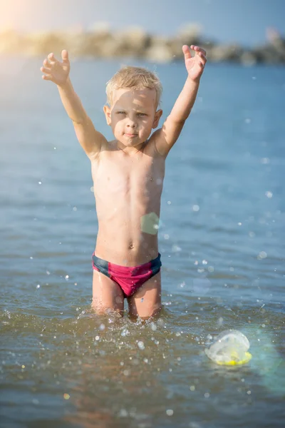 Nettes kleines Kind mit Maske und Schwimmflossen zum Tauchen am tropischen Sandstrand. — Stockfoto