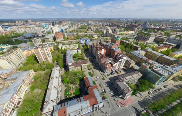 Widok z lotu ptaka z rozdrożem i drogami, budynki domów. Strzał helikoptera. Obraz panoramiczny. — Zdjęcie stockowe