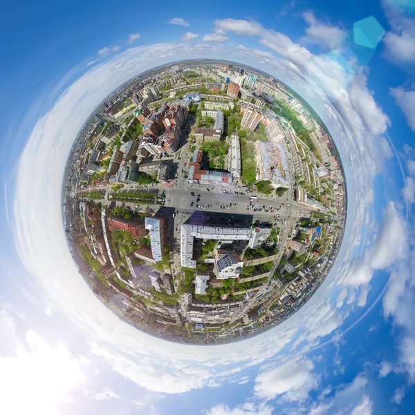 Vista aérea de la ciudad con encrucijadas y caminos, alberga edificios. Disparo de helicóptero. Imagen panorámica. —  Fotos de Stock