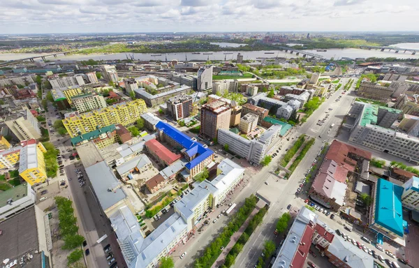 Luftaufnahme der Stadt mit Kreuzungen und Straßen, Häusern. Kopterschuss. Panorama-Bild. — Stockfoto