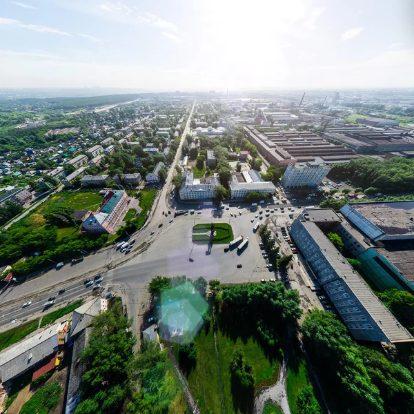 Vue aérienne de la ville avec carrefour et routes, maisons bâtiments. Coup de feu. Image panoramique. — Photo