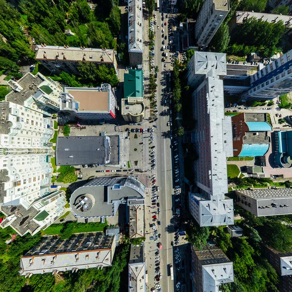 Vista aérea de la ciudad con encrucijadas y caminos, alberga edificios. Disparo de helicóptero. Imagen panorámica. —  Fotos de Stock