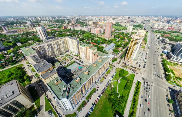 Vista aerea sulla città con crocevia e strade, case edifici. Un colpo di elicottero. Immagine panoramica. — Foto Stock