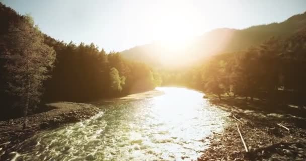 4 k Uhd luchtfoto. Lage vlucht over verse koude berg rivier op zonnige Zomerochtend. — Stockvideo