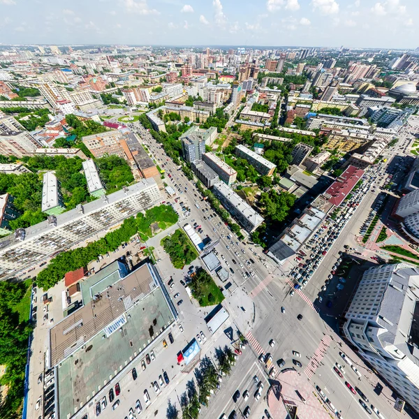 Letecký výhled na město. Městská krajina. Výstřel z helikoptéry. Panoramatický obrázek. — Stock fotografie
