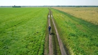 Anteni: yeşil ve sarı alan ile kırsal Road bisiklet üzerinde Bisiklete binme genç adam.