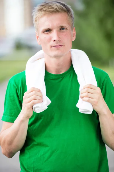 Moe man na fitness tijd en oefenen. Met witte handdoek — Stockfoto