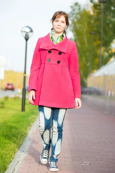 Hermosa mujer en abrigo rojo caminando calle otoño . — Foto de Stock