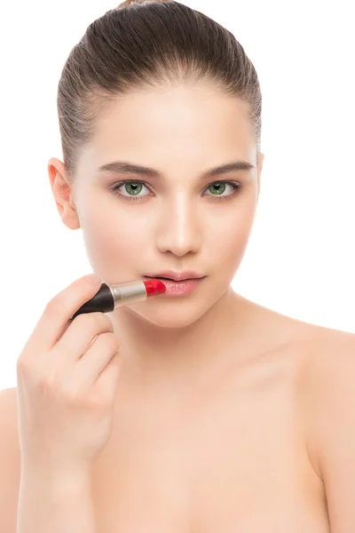 Junge brünette Frau mit perfekt sauberem Gesicht, die Lippenstift aufträgt. isoliert auf einem weißen. — Stockfoto