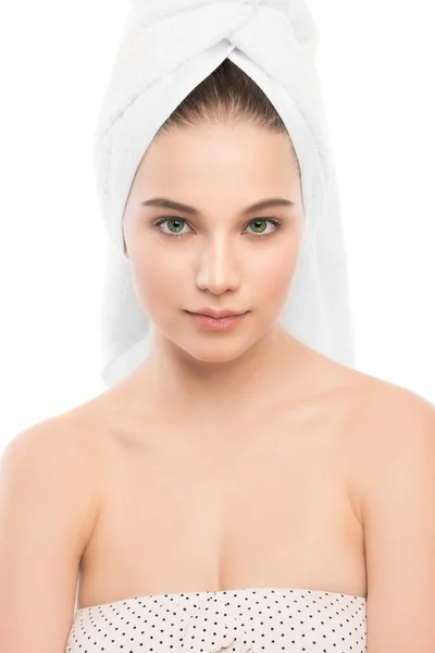 Mooie jonge brunette vrouw met schoon gezicht en handdoek op haar hoofd. Geïsoleerd. — Stockfoto