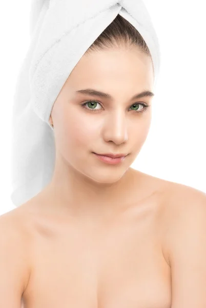 Mooie jonge brunette vrouw met schoon gezicht en handdoek op haar hoofd. Geïsoleerd. — Stockfoto