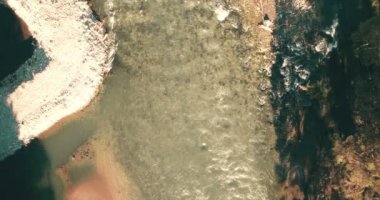 4 k Uhd havadan görünümü. Düşük uçuş üzerinde taze soğuk dağ nehir kıyısında güneşli yaz sabahı.