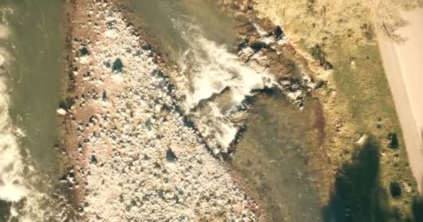 Vista aérea 4k UHD. Vuelo bajo sobre el río fresco de montaña fría en la soleada mañana de verano . — Vídeos de Stock