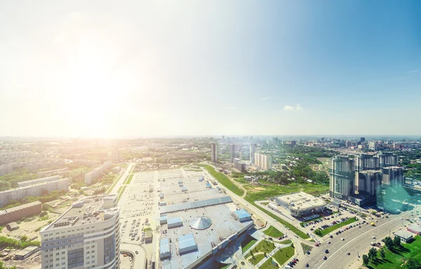 Luchtfoto van de stad. Stedelijk landschap. Een helikopterschot. Panoramisch beeld. — Stockfoto