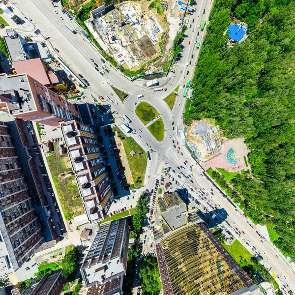 Vista aérea de la ciudad. Paisaje urbano. Disparo de helicóptero. Imagen panorámica. — Foto de Stock