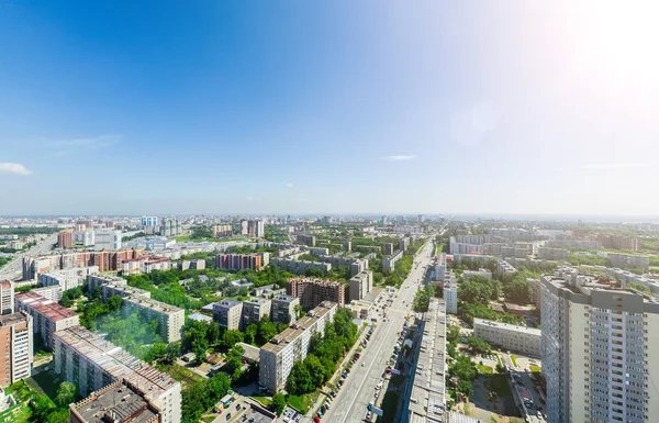 Вид на город с воздуха. Городской пейзаж. Выстрел вертолётом. Панорамное изображение. — стоковое фото