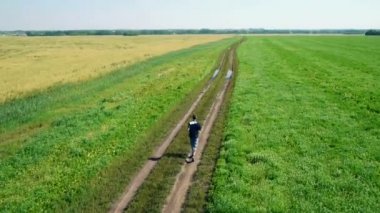Hava: sporcu adam çalıştıran. Erkek atlet açık koşu. Spor.