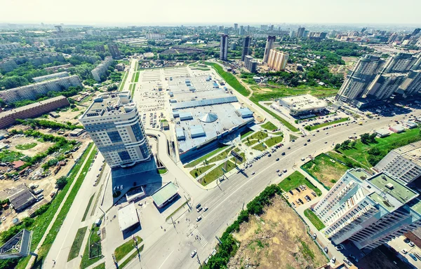 Vista aérea de la ciudad. Paisaje urbano. Disparo de helicóptero. Imagen panorámica. — Foto de Stock