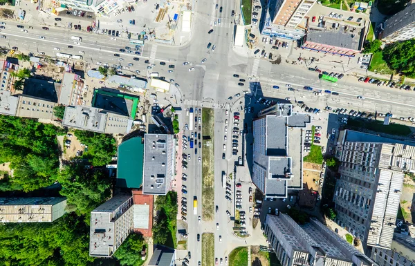 Вид на повітряне місто. Міський пейзаж. Коптер стріляв. Панорамне зображення . — стокове фото